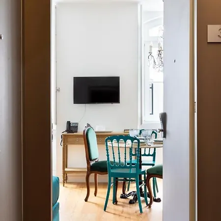 Plum Guide - Velvety Pine Lisbon
